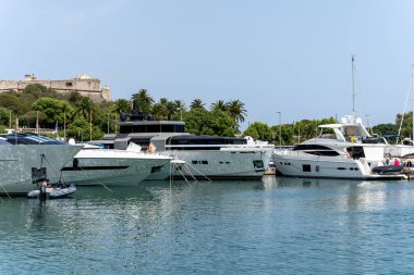 Zarif ve modern yelkenliler ve motorlu botlar Fransa 'nın Antibes kentindeki bir marinada tıkış tıkış. Yaz Tatili, Seyahat, Eğlence, Spor, Regatta, Eğlence, Hizmet, Turizm