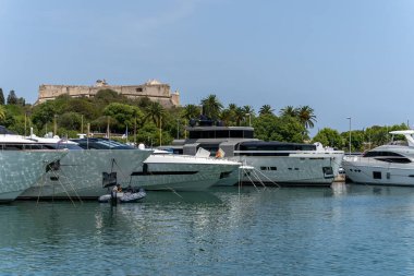 Zarif ve modern yelkenliler ve motorlu botlar Fransa 'nın Antibes kentindeki bir marinada tıkış tıkış. Yaz Tatili, Seyahat, Eğlence, Spor, Regatta, Eğlence, Hizmet, Turizm