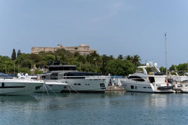 Zarif ve modern yelkenliler ve motorlu botlar Fransa 'nın Antibes kentindeki bir marinada tıkış tıkış. Yaz Tatili, Seyahat, Eğlence, Spor, Regatta, Eğlence, Hizmet, Turizm