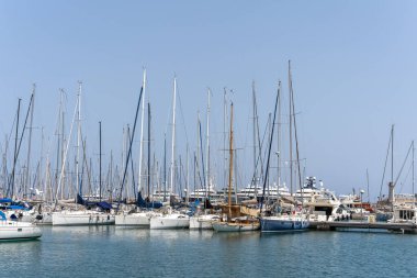 Zarif ve modern yelkenliler ve motorlu botlar Fransa 'nın Antibes kentindeki bir marinada tıkış tıkış. Yaz Tatili, Seyahat, Eğlence, Spor, Regatta, Eğlence, Hizmet, Turizm