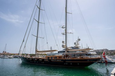 Zarif ve modern yelkenliler ve motorlu botlar Fransa 'nın Antibes kentindeki bir marinada tıkış tıkış. Yaz Tatili, Seyahat, Eğlence, Spor, Regatta, Eğlence, Hizmet, Turizm