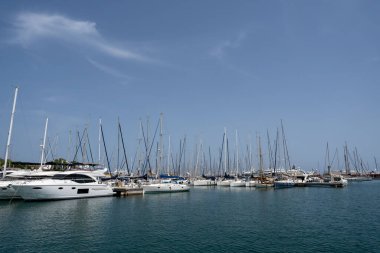 Zarif ve modern yelkenliler ve motorlu botlar Fransa 'nın Antibes kentindeki bir marinada tıkış tıkış. Yaz Tatili, Seyahat, Eğlence, Spor, Regatta, Eğlence, Hizmet, Turizm