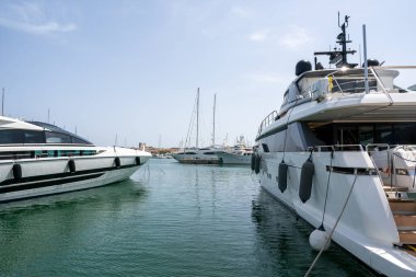 Zarif ve modern yelkenliler ve motorlu botlar Fransa 'nın Antibes kentindeki bir marinada tıkış tıkış. Yaz Tatili, Seyahat, Eğlence, Spor, Regatta, Eğlence, Hizmet, Turizm