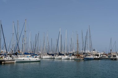 Zarif ve modern yelkenliler ve motorlu botlar Fransa 'nın Antibes kentindeki bir marinada tıkış tıkış. Yaz Tatili, Seyahat, Eğlence, Spor, Regatta, Eğlence, Hizmet, Turizm