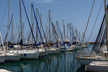Zarif ve modern yelkenliler ve motorlu botlar Fransa 'nın Antibes kentindeki bir marinada tıkış tıkış. Yaz Tatili, Seyahat, Eğlence, Spor, Regatta, Eğlence, Hizmet, Turizm