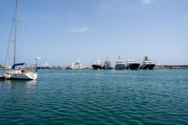 Zarif ve modern yelkenliler ve motorlu botlar Fransa 'nın Antibes kentindeki bir marinada tıkış tıkış. Yaz Tatili, Seyahat, Eğlence, Spor, Regatta, Eğlence, Hizmet, Turizm