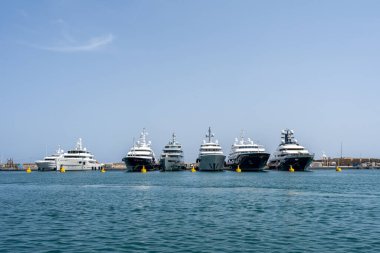 Zarif ve modern yelkenliler ve motorlu botlar Fransa 'nın Antibes kentindeki bir marinada tıkış tıkış. Yaz Tatili, Seyahat, Eğlence, Spor, Regatta, Eğlence, Hizmet, Turizm