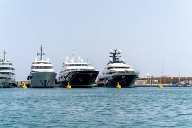 Zarif ve modern yelkenliler ve motorlu botlar Fransa 'nın Antibes kentindeki bir marinada tıkış tıkış. Yaz Tatili, Seyahat, Eğlence, Spor, Regatta, Eğlence, Hizmet, Turizm