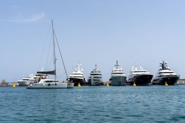 Zarif ve modern yelkenliler ve motorlu botlar Fransa 'nın Antibes kentindeki bir marinada tıkış tıkış. Yaz Tatili, Seyahat, Eğlence, Spor, Regatta, Eğlence, Hizmet, Turizm