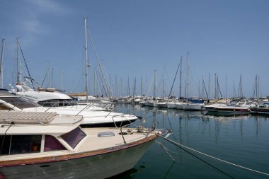 Zarif ve modern yelkenliler ve motorlu botlar Fransa 'nın Antibes kentindeki bir marinada tıkış tıkış. Yaz Tatili, Seyahat, Eğlence, Spor, Regatta, Eğlence, Hizmet, Turizm