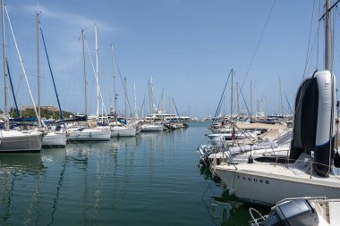 Zarif ve modern yelkenliler ve motorlu botlar Fransa 'nın Antibes kentindeki bir marinada tıkış tıkış. Yaz Tatili, Seyahat, Eğlence, Spor, Regatta, Eğlence, Hizmet, Turizm