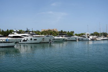 Zarif ve modern yelkenliler ve motorlu botlar Fransa 'nın Antibes kentindeki bir marinada tıkış tıkış. Yaz Tatili, Seyahat, Eğlence, Spor, Regatta, Eğlence, Hizmet, Turizm