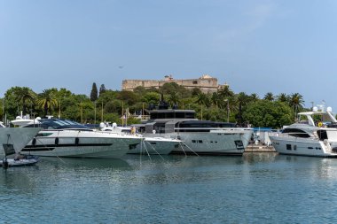 Zarif ve modern yelkenliler ve motorlu botlar Fransa 'nın Antibes kentindeki bir marinada tıkış tıkış. Yaz Tatili, Seyahat, Eğlence, Spor, Regatta, Eğlence, Hizmet, Turizm
