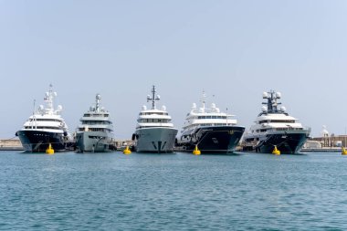 Zarif ve modern yelkenliler ve motorlu botlar Fransa 'nın Antibes kentindeki bir marinada tıkış tıkış. Yaz Tatili, Seyahat, Eğlence, Spor, Regatta, Eğlence, Hizmet, Turizm