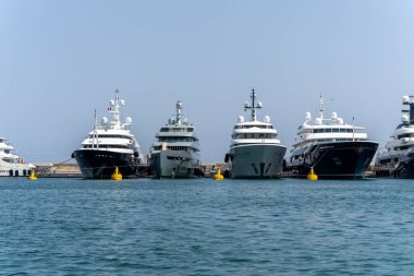 Zarif ve modern yelkenliler ve motorlu botlar Fransa 'nın Antibes kentindeki bir marinada tıkış tıkış. Yaz Tatili, Seyahat, Eğlence, Spor, Regatta, Eğlence, Hizmet, Turizm
