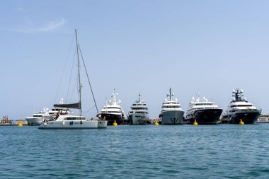Zarif ve modern yelkenliler ve motorlu botlar Fransa 'nın Antibes kentindeki bir marinada tıkış tıkış. Yaz Tatili, Seyahat, Eğlence, Spor, Regatta, Eğlence, Hizmet, Turizm