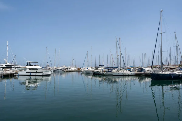 Zarif ve modern yelkenliler ve motorlu botlar Fransa 'nın Antibes kentindeki bir marinada tıkış tıkış. Yaz Tatili, Seyahat, Eğlence, Spor, Regatta, Eğlence, Hizmet, Turizm