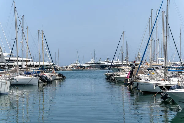 Zarif ve modern yelkenliler ve motorlu botlar Fransa 'nın Antibes kentindeki bir marinada tıkış tıkış. Yaz Tatili, Seyahat, Eğlence, Spor, Regatta, Eğlence, Hizmet, Turizm