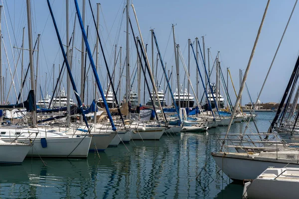 Veleros Elegantes Modernos Lanchas Motor Hacinados Muelle Puerto Deportivo Central —  Fotos de Stock