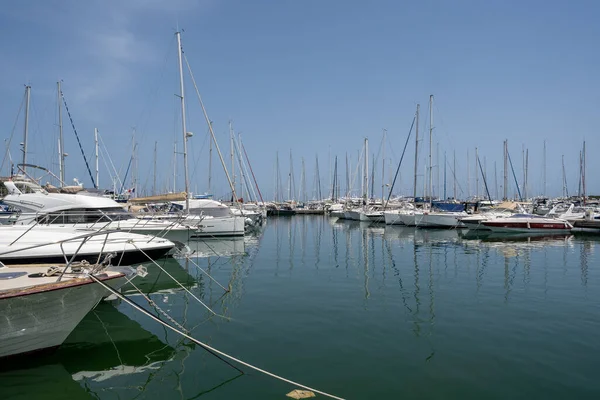 Veleros Elegantes Modernos Lanchas Motor Hacinados Muelle Puerto Deportivo Central —  Fotos de Stock