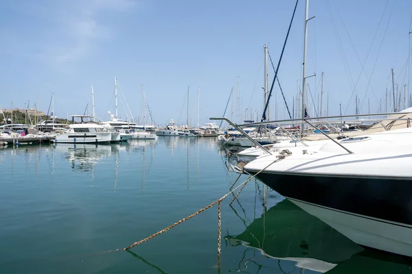 Zarif ve modern yelkenliler ve motorlu botlar Fransa 'nın Antibes kentindeki bir marinada tıkış tıkış. Yaz Tatili, Seyahat, Eğlence, Spor, Regatta, Eğlence, Hizmet, Turizm