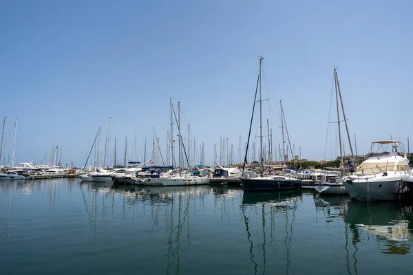 Zarif ve modern yelkenliler ve motorlu botlar Fransa 'nın Antibes kentindeki bir marinada tıkış tıkış. Yaz Tatili, Seyahat, Eğlence, Spor, Regatta, Eğlence, Hizmet, Turizm