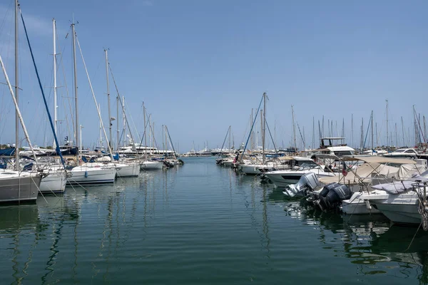 Zarif ve modern yelkenliler ve motorlu botlar Fransa 'nın Antibes kentindeki bir marinada tıkış tıkış. Yaz Tatili, Seyahat, Eğlence, Spor, Regatta, Eğlence, Hizmet, Turizm