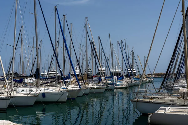 Veleros Elegantes Modernos Lanchas Motor Hacinados Muelle Puerto Deportivo Central — Foto de Stock