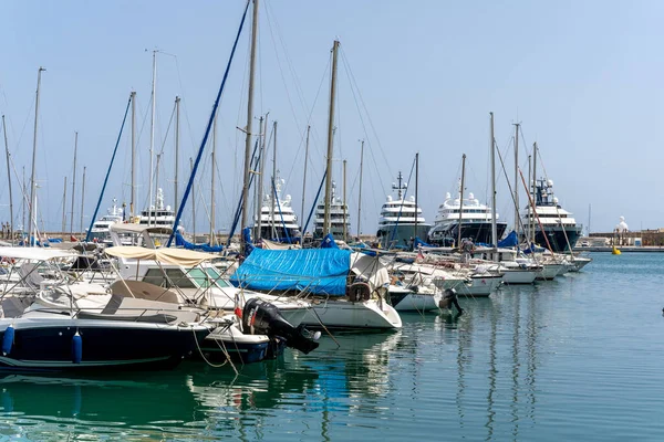 Barche Vela Eleganti Moderne Barche Motore Stipati Molo Porto Turistico — Foto Stock