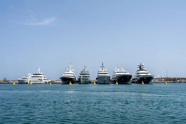 Zarif ve modern yelkenliler ve motorlu botlar Fransa 'nın Antibes kentindeki bir marinada tıkış tıkış. Yaz Tatili, Seyahat, Eğlence, Spor, Regatta, Eğlence, Hizmet, Turizm
