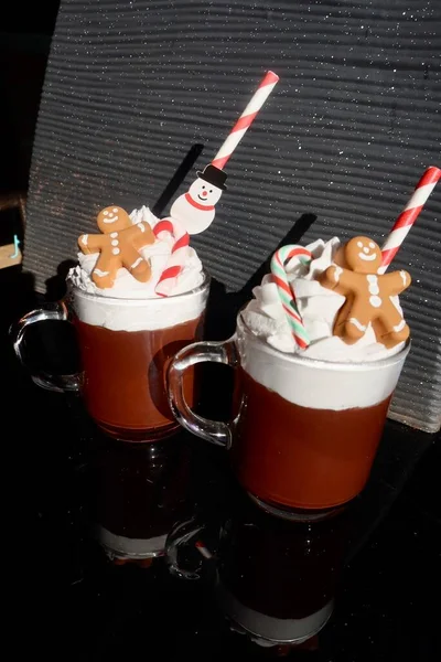 Çikolatalı, kremalı ve Noel süslemeli. 