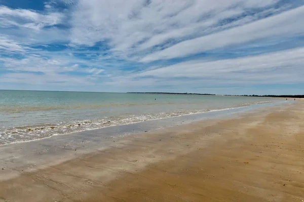 Sandstrand Och Hav Med Blå Himmel — Stockfoto