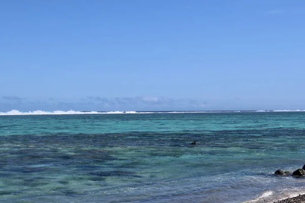 热带岛屿上美丽的蓝色泻湖 — 图库照片