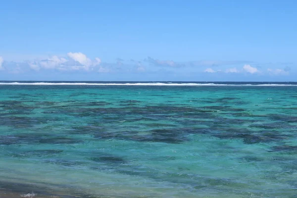 熱帯の島の美しい青いラグーン — ストック写真