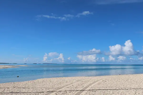 Bela Praia Com Céu Azul — Fotografia de Stock