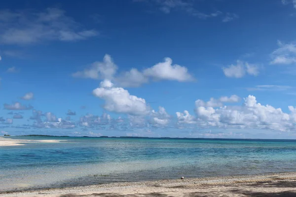 Bela Praia Com Céu Azul — Fotografia de Stock