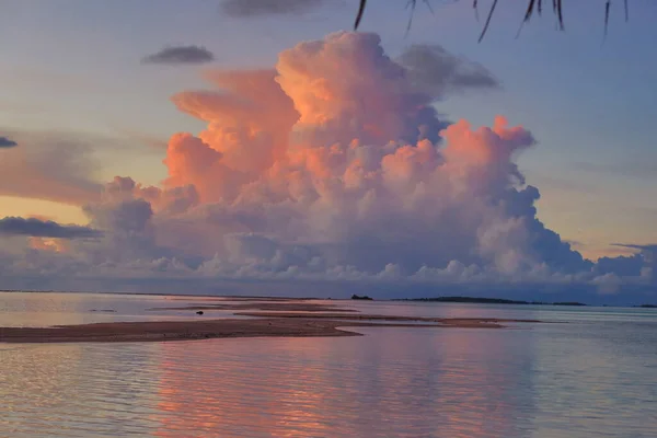 Deniz çok güzel bir gün doğumu. Güneşin doğası. Tahiti adasında bulutlu gökyüzü 