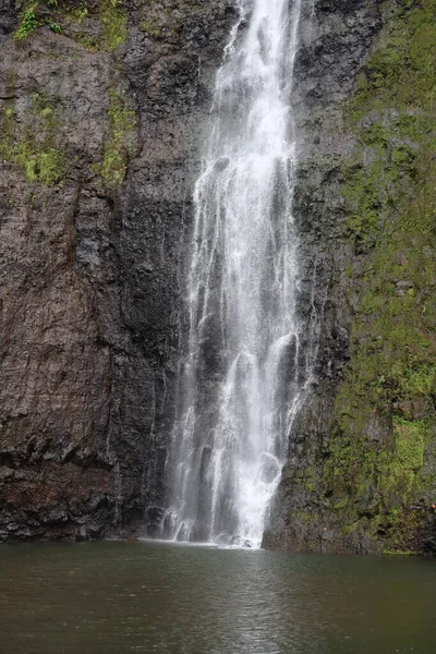 山の中の美しい滝 — ストック写真