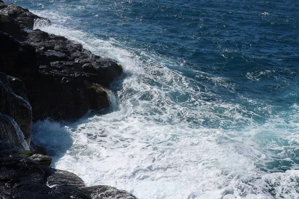 Mořské Vlny Narážející Skály — Stock fotografie