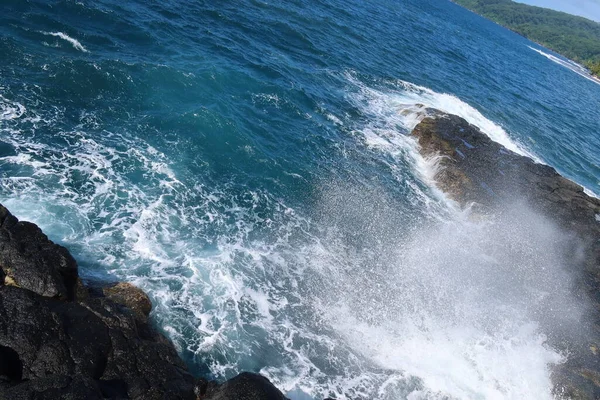 Onde Che Infrangono Sulle Rocce — Foto Stock