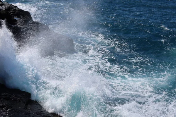 Хвилі Падають Скелі — стокове фото