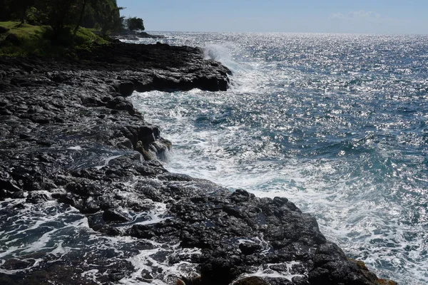 Waves Crashing Cliff — Stockfoto