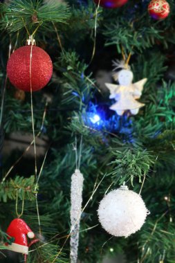 Noel süslemesi bir ağaçta