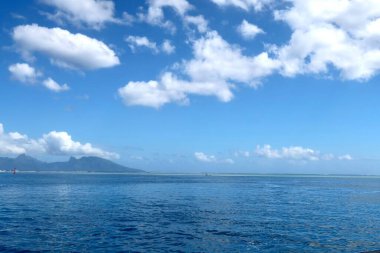 Bulutlu gökyüzü ile güzel bir kumsal görüntüsü.