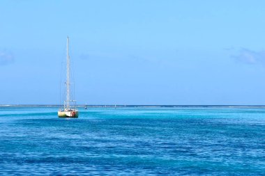 Mavi gökyüzü arka planında yelkenli