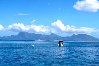 Okyanus ve dağların güzel manzarası, adalar, Tayland,