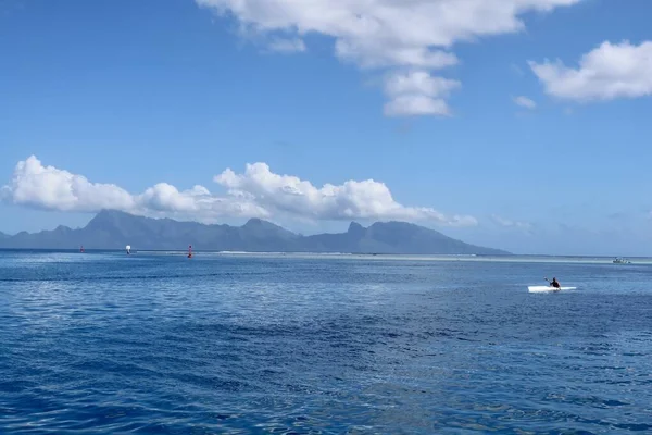 Dağlardaki güzel bir sahil manzarası.