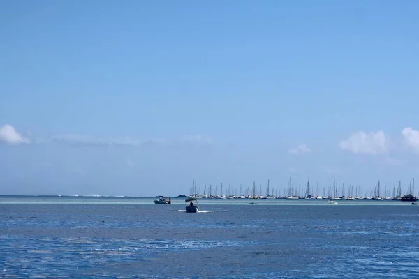 Een Prachtig Uitzicht Een Oceaan Met Een Witte Wolk Een — Stockfoto