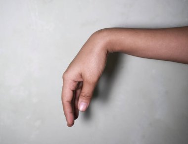 El gücü zayıflığı veya Asyalı genç bir kadının bilek damlası..