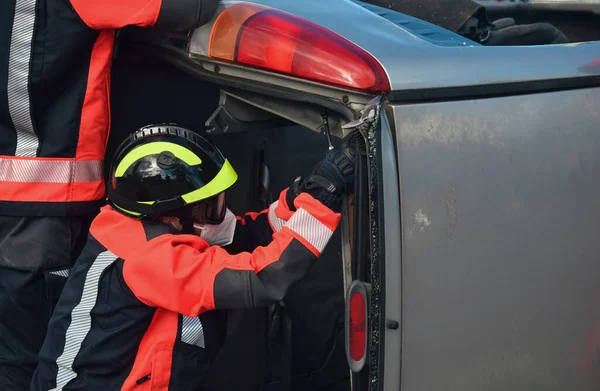 Firefighter Checking Crashed Car — Stock Photo, Image